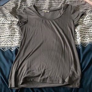 gray short sleeve shirt